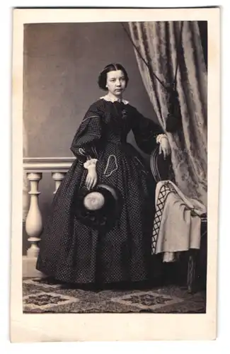 Fotografie C. Falke, Gera, Portrait junge Frau Anna Nürnberger im dunklen Pünktchenkleid mit Sommerhut