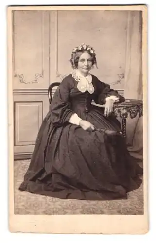 Fotografie J. Schlosser, Giessen, ältere Dame im dunklen Pünktchenkleid mit Spitzenkragen und Haarschmuck