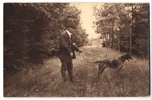 Fotografie unbekannter Fotograf und Ort, Jäger mit Jagdhund Treff Steinhöfel im Wald, Flinte und Fernglas