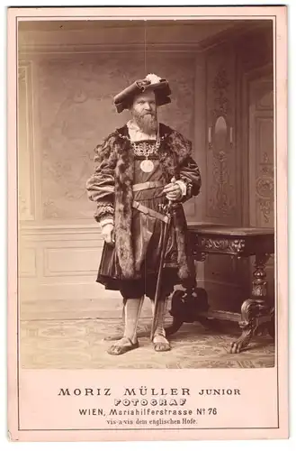 Fotografie Moriz Müller junior, Wien, Schauspieler im Meister Kostüm zur 25 jährigen Silberhochzeit des Kaiserpaares