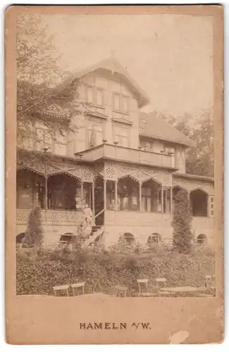 Fotografie unbekannter Fotograf, Ansicht Hameln a. W., Gasthaus mit Gartenpartie