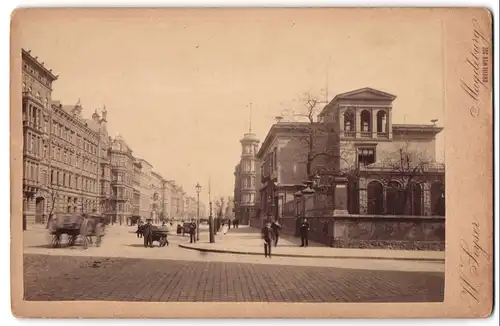 Fotografie W. Seyser, Magdeburg, Ansicht Magdeburg, Strassenpartie am Schauspielhaus