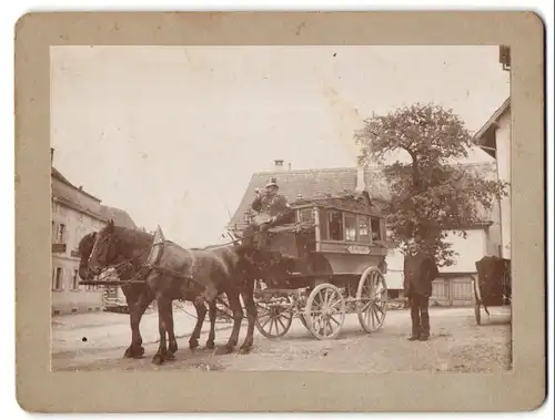 Fotografie unbekannter Fotograf und Ort, Postillion auf seiner Postkutsche bläst das Posthorn, Postbote