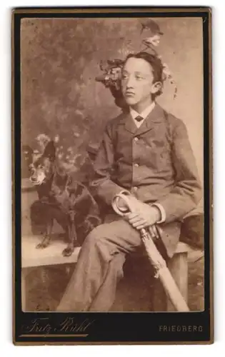 Fotografie Fritz Rühl, Friedberg, junger Mann im Anzug mit Schirm und seinem Hund auf einer Bank
