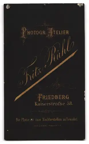 Fotografie Fritz Rühl, Friedberg, junger Mann im Anzug mit Schirm und seinem Hund auf einer Bank