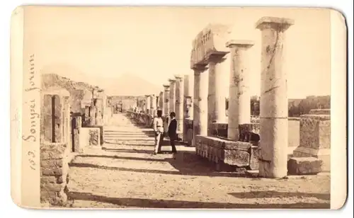 Fotografie unbekannter Fotograf, Ansicht Pompei, Soldat zwischen den Ruinen des Forum