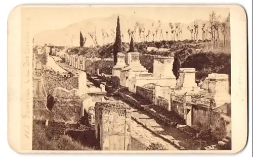 Fotografie unbekannter Fotograf, Ansicht Pompei, Ruinen des alten Friedhofs