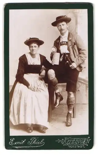 Fotografie Emil Thiel, Kitzingen, Paar in Trachtenkleidung mit Lederhose und Bierkrug im Atelier