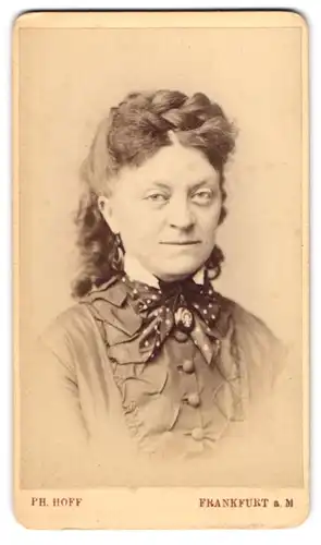 Fotografie Ph. Hoff, Frankfurt a. M., Dame im Kleid mit geflochtenen Haaren und Locken