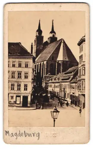 Fotografie unbekannter Fotograf, Ansicht Magdeburg, Johannisbergstrasse mit Johanniskirche & Tabak-Laden