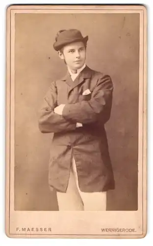 Fotografie F. Maesser, Wernigerode, Portrait Student Erich Neus im Anzug mit Hut 1883