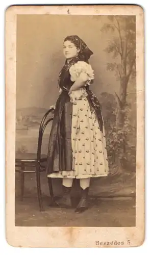 Fotografie Beszedes Sandor, Fenyirdajabol / Ungarn, Ungarische Dame in Tracht