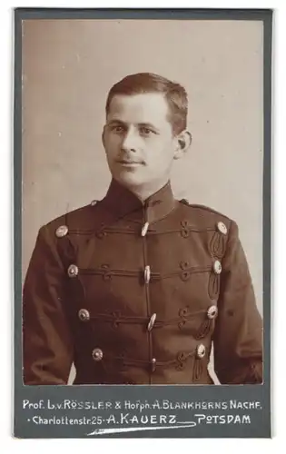 Fotografie A. Kauerz, Potsdam, Charlottenstr. 25, Portrait Husar in Uniform