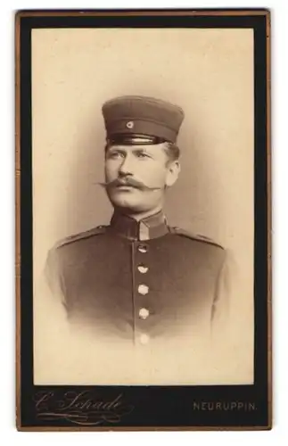 Fotografie C. Schade, Neuruppin, Portrait Uffz. in Uniform mit Schirmmütze