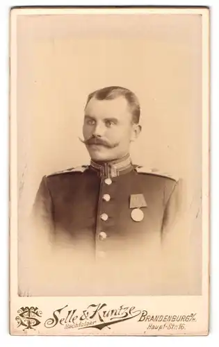 Fotografie Selle & Kuntze, Brandenburg / Havel, Hauptstr. 16, Portrait Kürassier in Uniform mit Orden