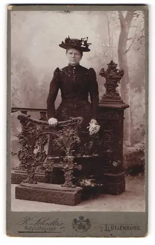 Fotografie R. Schultze, Lütjenburg, Färberstr., Bürgerliche Dame mit einer Blume