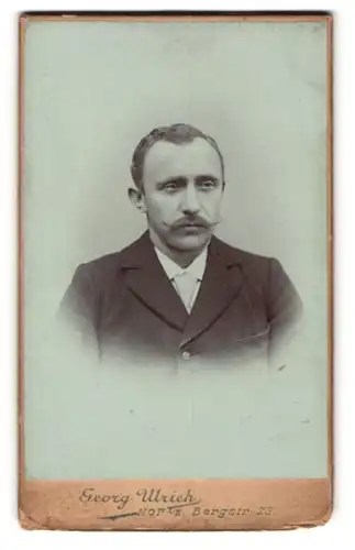 Fotografie Georg Ulrich, Hof i /B., Bergstr. 23, Elegant gekleideter Herr mit Schnauzbart