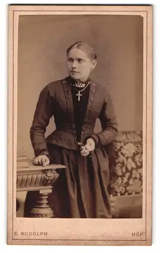 Fotografie E. Rudolph, Hof, Marien-Str. 69, Modisch gekleidete Dame mit Kreuzkette