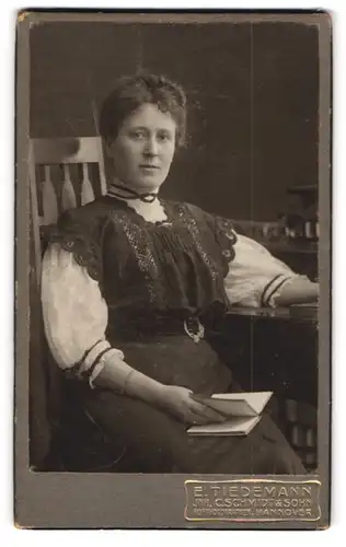 Fotografie E. Tiedemann, Hannover, Bürgerliche Dame mit einem Buch