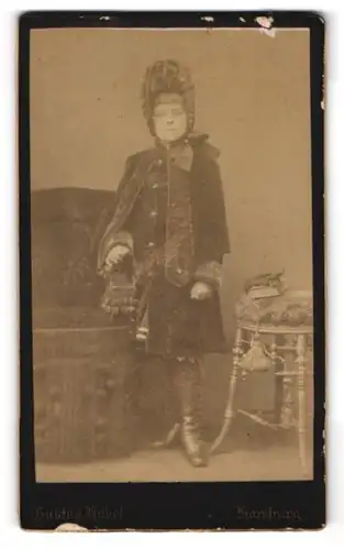 Fotografie Gustav Habel, Hamburg, Poolstr. 18 und Kaiser-Wilhelmstr., Junges Mädchen im Mantel mit Haube