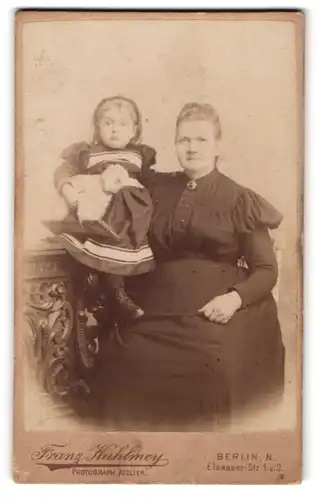 Fotografie Franz Kuhlmey, Berlin-N., Elsasserstr. 1-2 am Rosenthaler Tor, Bürgerliche Dame mit kleinem Mädchen