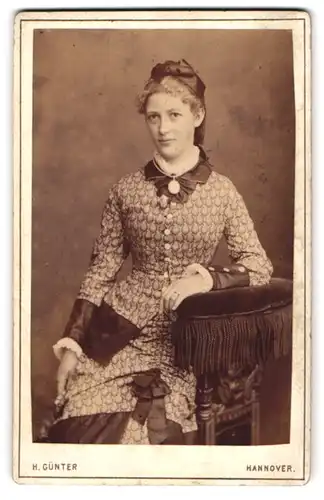 Fotografie H. Günter, Hannover, Marienstr. 7, Modisch gekleidete Dame mit Amulett
