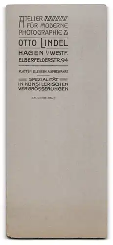 Fotografie Otto Lindel, Hagen i /Westf., Elberfelderstr. 94, Junger Herr im karierten Anzug mit Fliege