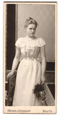 Fotografie Hoepfner & Pieperhoff, Halle a /S., Poststr. 19, Junge Dame im Kleid mit Blumen