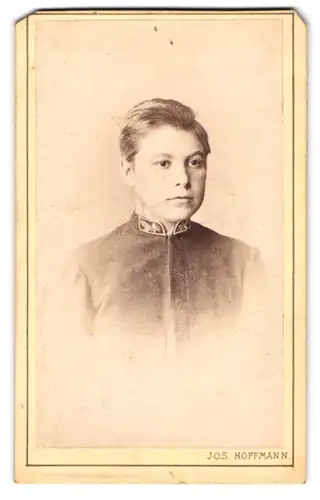 Fotografie Josef Hoffmann, Wien, Franz-Josefs-Quai, Adlergasse 1, Junger Mann in modischer Kleidung