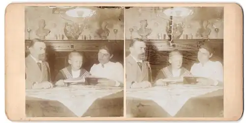 Stereo-Fotografie unbekannter Fotograf und Ort, Eltern mit ihrem Sohn beim Heimunterricht, 1901