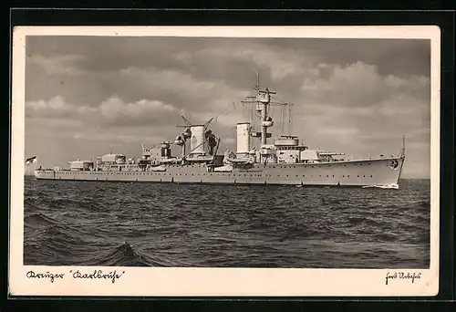 AK Kreuzer Karlsruhe der Kriegsmarine auf hoher See
