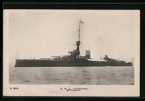 AK Britisches Schlachtschiff HMS Thunderer vor Anker liegend