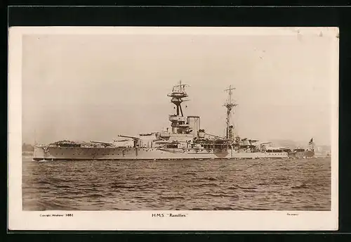 AK Britisches Kriegsschiff HMS Ramilies den Hafen verlassend
