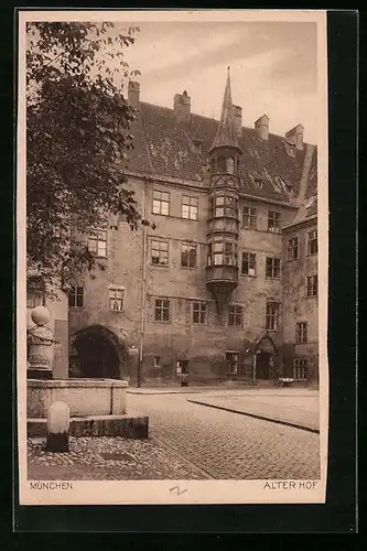 AK München, Alter Hof mit Brunnen