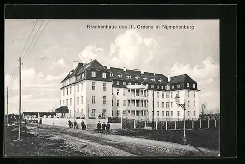 AK München, Krankenhaus des III. Ordens in Nymphenburg mit Passanten