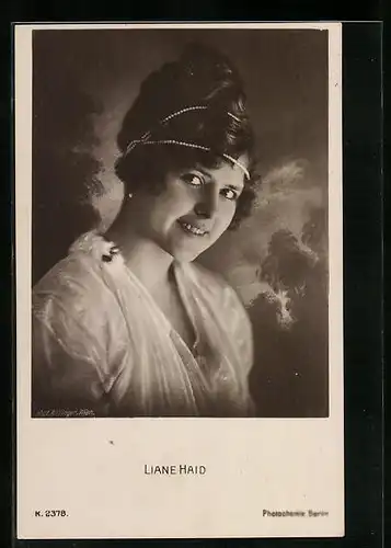 AK Schauspielerin Liane Haid im Abendkleid mit Perlen im Haar
