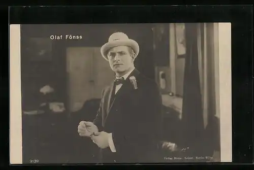 AK Schauspieler Olaf Fönss im Anzug mit Hut
