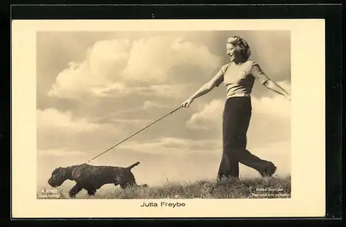 AK Schauspielerin Jutta Freybe geht mit Pudel spazieren