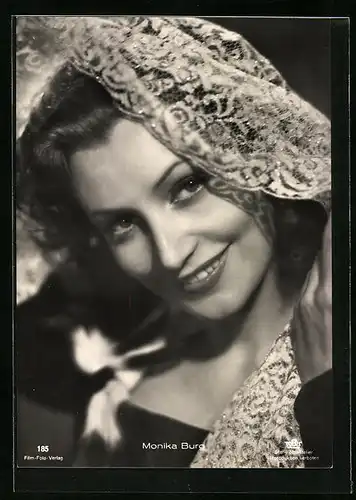 AK Schauspielerin Monika Burg lugt unterm Schleier hervor