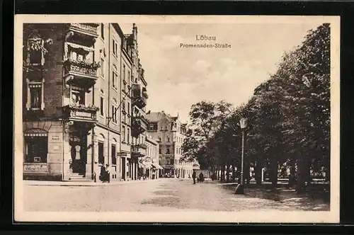 AK Löbau, Promenaden-Strasse mit Geschäft