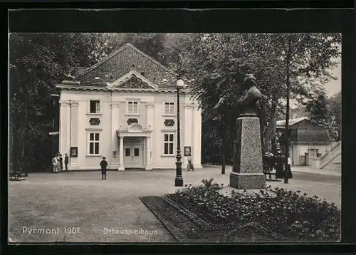 AK Pyrmont, Besucher vor dem Schauspielhaus