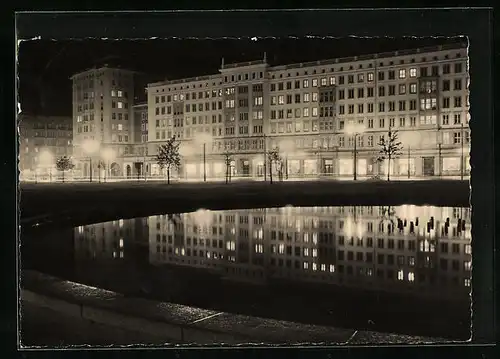 AK Magdeburg, Wilhelm-Pieck-Allee bei Nacht