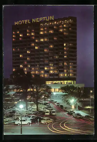 AK Rostock-Warnemünde, Hotel Neptun bei Nacht mit geparkten Autos