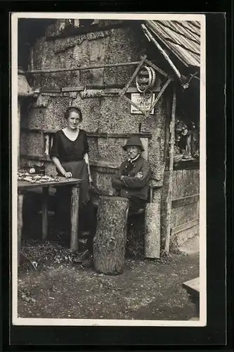 AK Mariazell, Waldhansl auf einer Bank vor Hütte