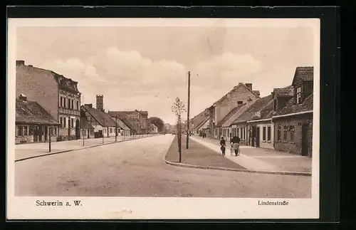 AK Schwerin a. W., Passanten in der Lindenstrasse
