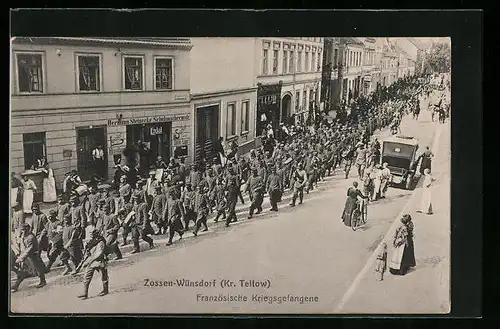 AK Zossen-Wünsdorf /Kr. Teltow, Strassenpartie mit Geschäften und französische Kriegsgefangenen