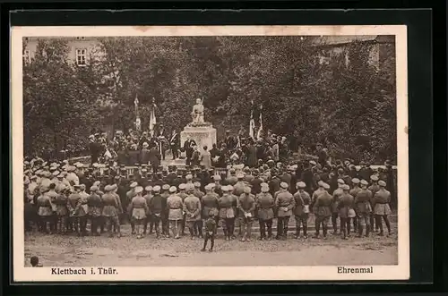 AK Klettbach /Th., Ehrenmal während einer Veranstaltung mit Redner, Bürgern und Soldaten