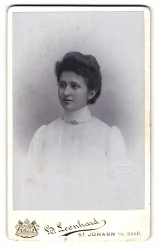Fotografie H. Leonhard, St. Johann-Saar, Bahnhofstrasse 83, Junge Frau mit zeitgenössischer Frisur und Halskettchen