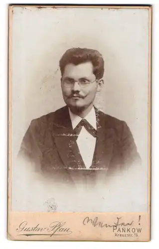 Fotografie Gustav Pfau, Pankow, Kreuzstrasse 16, Junger Mann mit Geheimratsecken und Brille