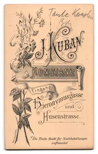 Fotografie J. Kuban, Konstanz, Hieronymusgasse, Ältere Frau mit strengem Mittelscheitel